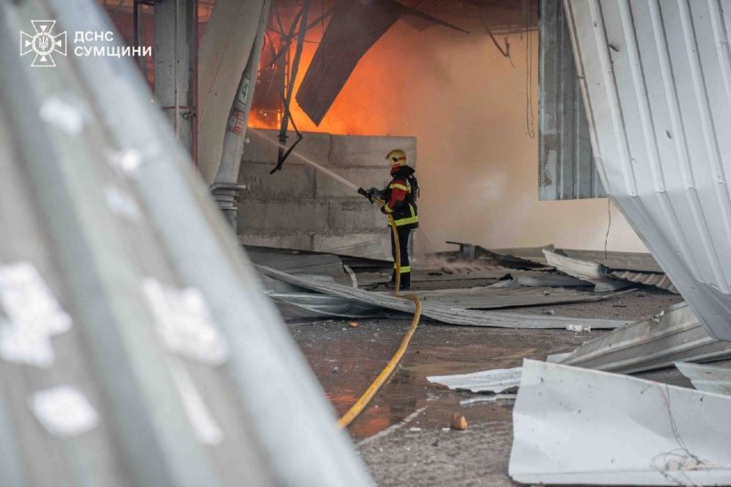 Рятувальники показали, як гасили пожежу на АЗС у Сумах після ворожого удару