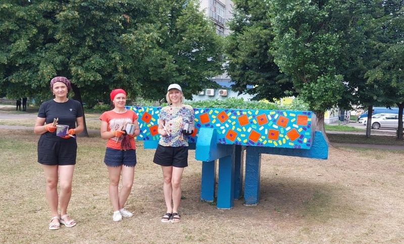 Фотофакт: викладачі Шосткинської школи мистецтв оновили декоративні вазони на подвір&rsquo;ї закладу