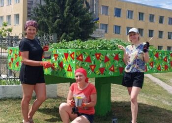 Фотофакт: викладачі Шосткинської школи мистецтв оновили декоративні вазони на подвір’ї закладу