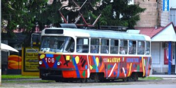 Яскравий трамвай на вулицях Конотопа нагадує про відомого митця, пов’язаного з містом