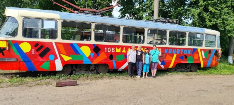 Яскравий трамвай на вулицях Конотопа нагадує про відомого митця, пов’язаного з містом