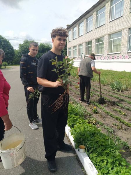 Клумба Ображіївського НВК поповнилася трояндами від випускників та їхніх батьків
