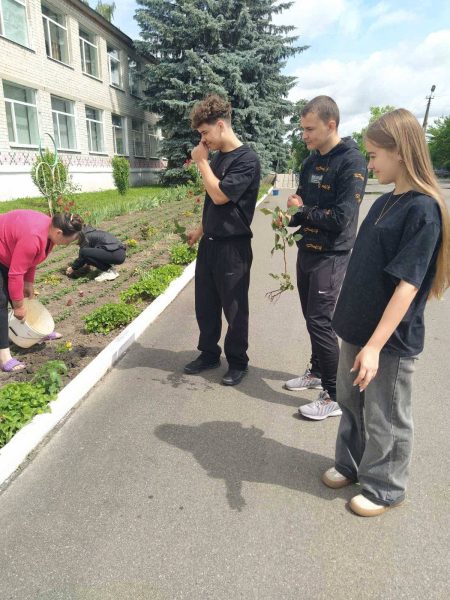 Клумба Ображіївського НВК поповнилася трояндами від випускників та їхніх батьків