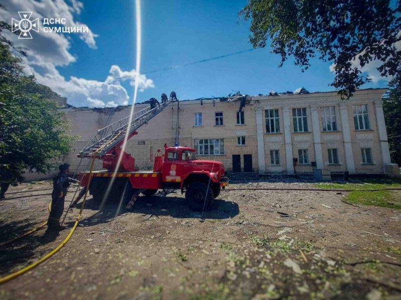 Конотопські рятувальники показали, як працювали на місці ворожого влучання