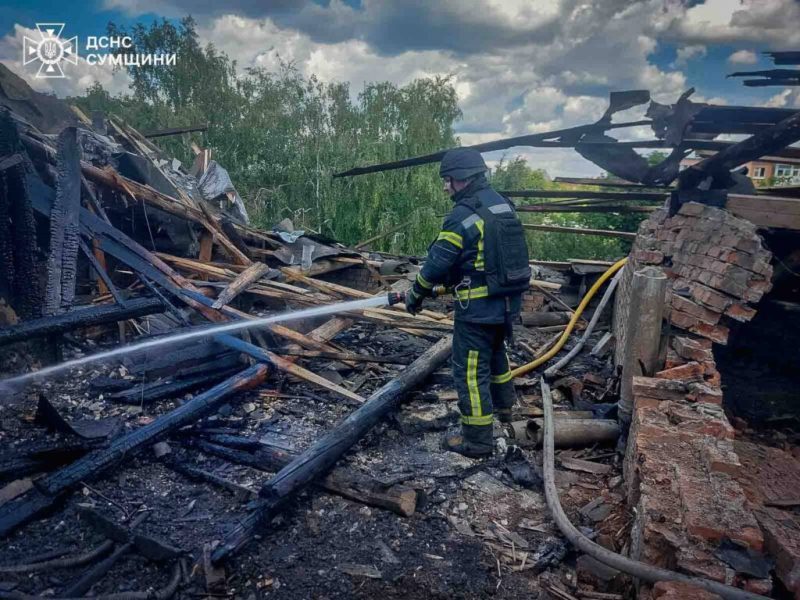 Конотопські рятувальники показали, як працювали на місці ворожого влучання