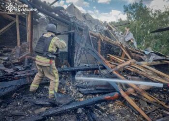 Конотопські рятувальники показали, як працювали на місці ворожого влучання