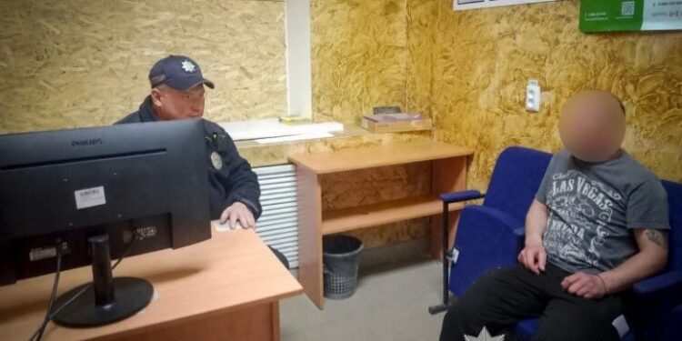 На Конотопщині чоловіку повідомили про підозру за систематичне домашнє насильство щодо батька