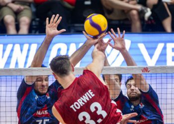 Олімпійські чемпіони зазнали чергової поразки у божевільному матчі ЛН