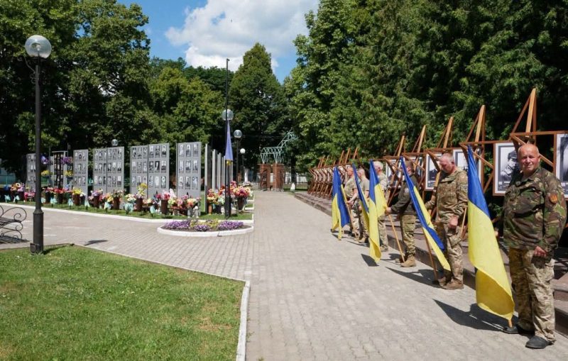Після понад двох років очікування: Роменська громада попрощалася із загиблим Захисником Олександром Каплуном