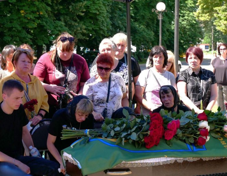 Після понад двох років очікування: Роменська громада попрощалася із загиблим Захисником Олександром Каплуном