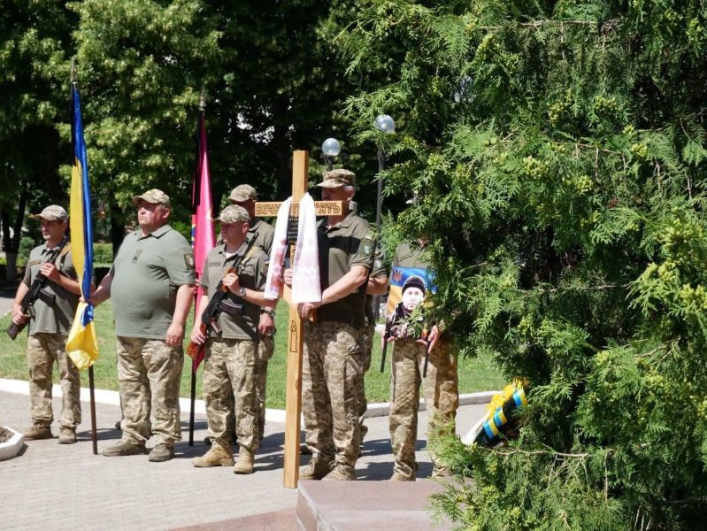 Після понад двох років очікування: Роменська громада попрощалася із загиблим Захисником Олександром Каплуном