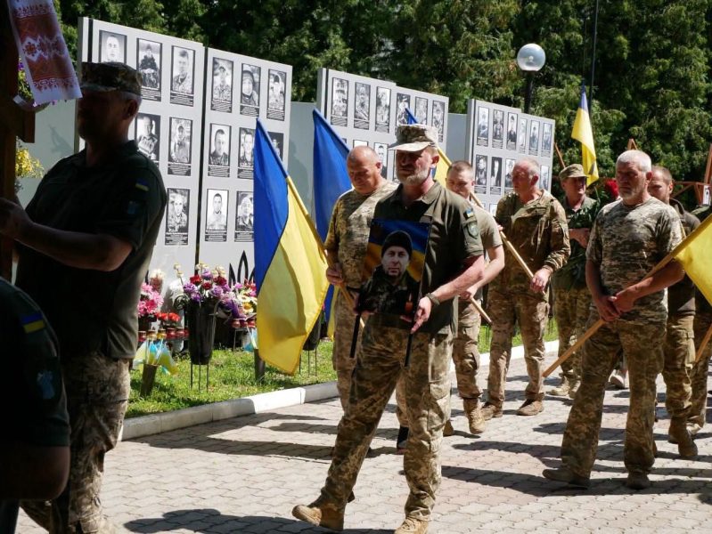 Після понад двох років очікування: Роменська громада попрощалася із загиблим Захисником Олександром Каплуном