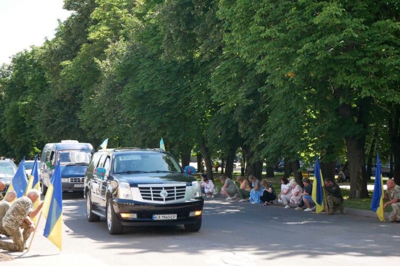 Після понад двох років очікування: Роменська громада попрощалася із загиблим Захисником Олександром Каплуном
