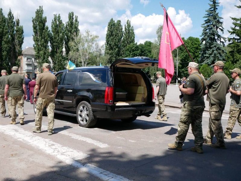 Після понад двох років очікування: Роменська громада попрощалася із загиблим Захисником Олександром Каплуном