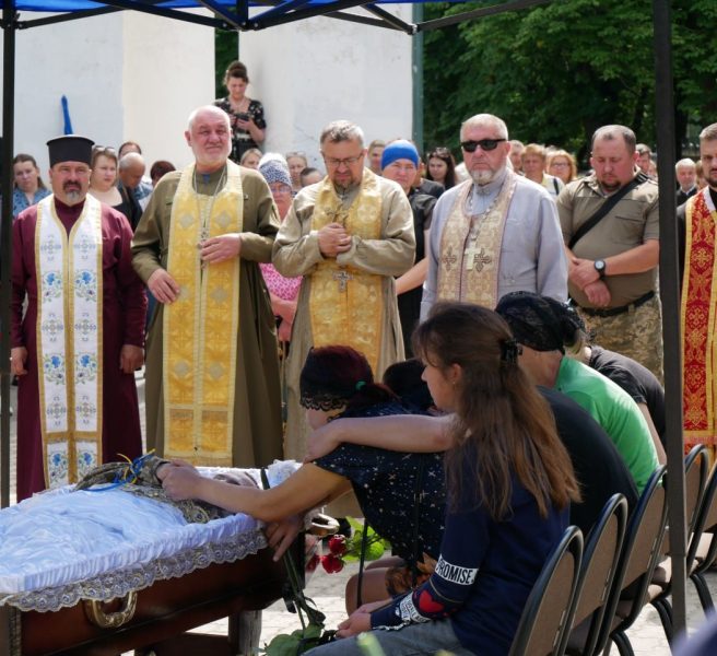 Роменська та Андріяшівська громади попрощалися із полеглим Захисником Віталієм Скоробагатьком