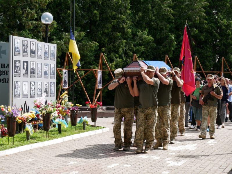 Роменська та Андріяшівська громади попрощалися із полеглим Захисником Віталієм Скоробагатьком