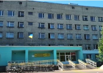 Росіяни вдарили по Конотопській ЦРЛ ім. Давидова: пошкоджено будівлі лікарні