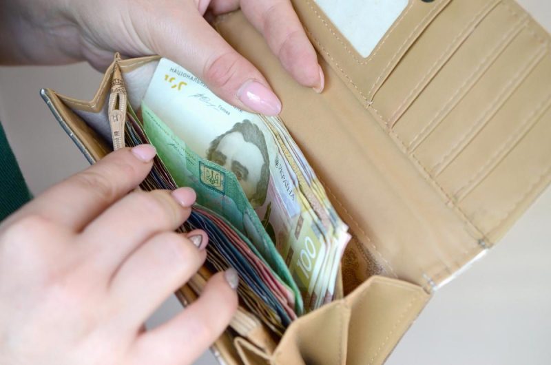 Середня зарплата перевищить 44 тисячі гривень: уряд схвалив економічний сценарій