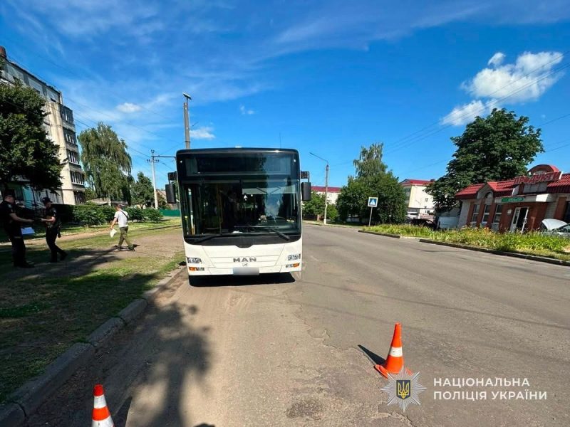 У Конотопі автобус збив 77-річну жінку: потерпілу госпіталізували