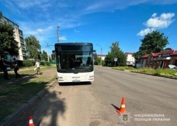 У Конотопі автобус збив 77-річну жінку: потерпілу госпіталізували