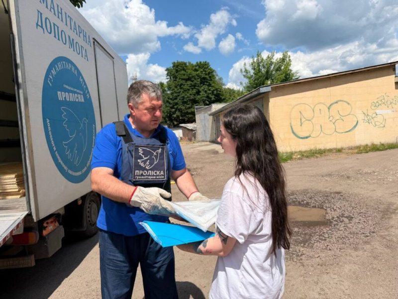 У Конотопі волонтери &ldquo;Проліска&rdquo; передали будівельні матеріали людям для відновлення після обстрілу