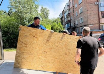 У Конотопі волонтери “Проліска” передали будівельні матеріали людям для відновлення після обстрілу