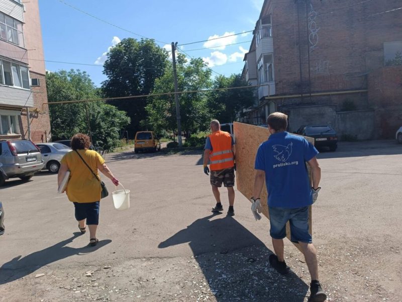 У Конотопі волонтери &ldquo;Проліска&rdquo; передали будівельні матеріали людям для відновлення після обстрілу