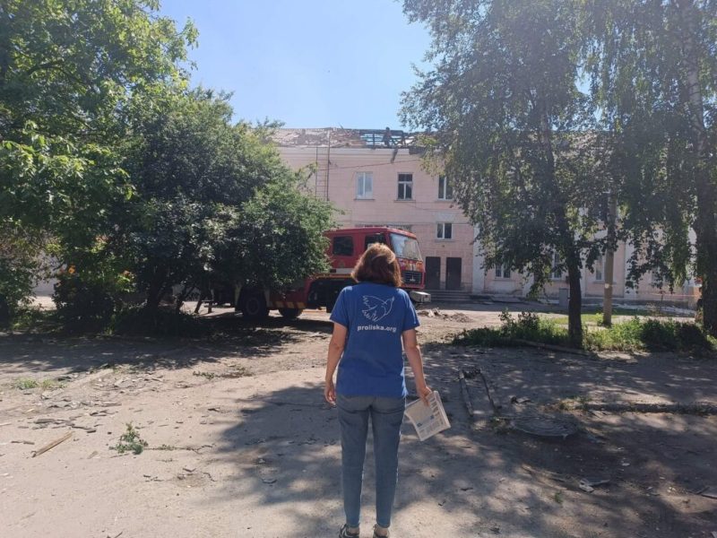 У Конотопі волонтери &ldquo;Проліска&rdquo; передали будівельні матеріали людям для відновлення після обстрілу