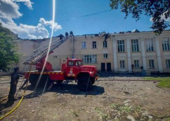 У Конотопі вже шестеро постраждалих: рятувальники ліквідували пожежу після атаки безпілотників