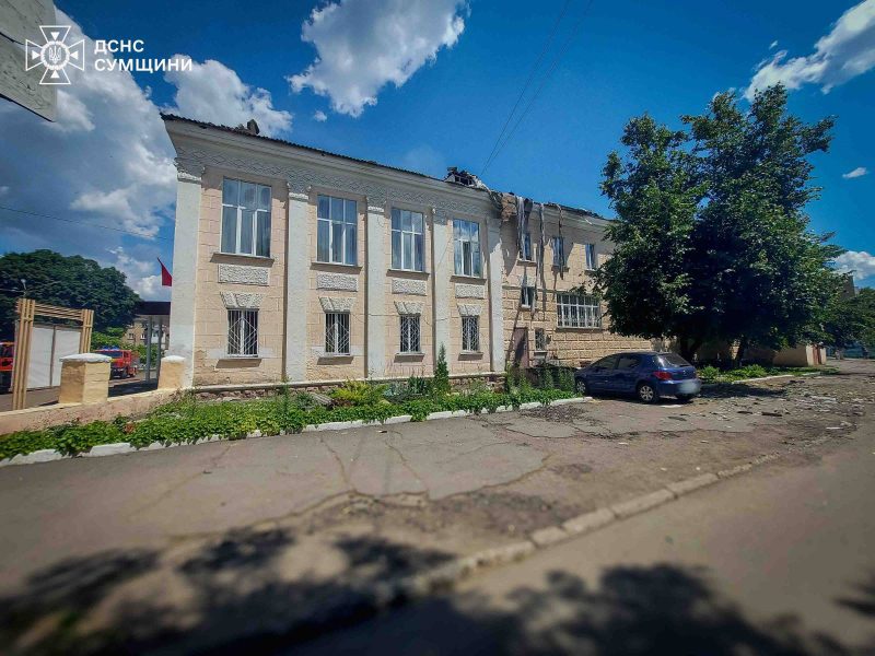 У Конотопі вже шестеро постраждалих: рятувальники ліквідували пожежу після атаки безпілотників