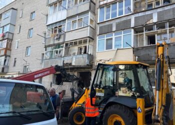 У Конотопі з-під завалів дістали тіло загиблої жінки