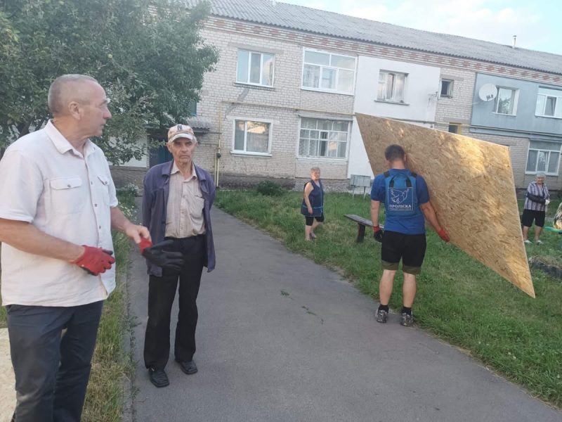 У Кролевці триває ліквідація наслідків масованої атаки дронів