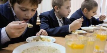 У новому навчальному році безкоштовні обіди продовжать отримувати учні початкових класів у 8 прифронтових областях України