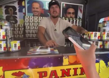 ВІДЕО. Зірковий футболіст продавав стікери Panini у Нью-Йорку