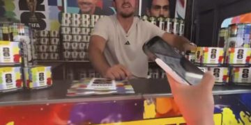 ВІДЕО. Зірковий футболіст продавав стікери Panini у Нью-Йорку