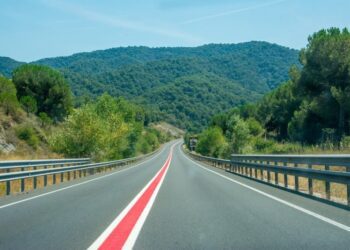 Що означає червона суцільна лінія на дорозі: її ігнорування дорого обійдеться
