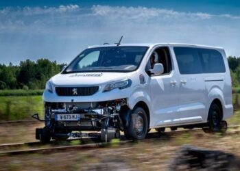 Електричний Peugeot Traveller перетворили на потяг: у Франції тестують рейковий мінівен (ВІДЕО)