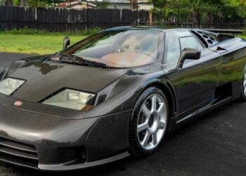 Ексклюзив за $3 мільйони: на аукціон виставили унікальний карбоновий Bugatti 90-х (ФОТО)