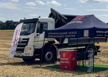 Український виробник показав новий 12-тонний самоскид із тристороннім розвантаженням (ФОТО)
