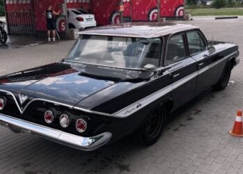 Відреставровану в Україні Chevrolet Impala 1961 року оцінили у 100 тисяч доларів