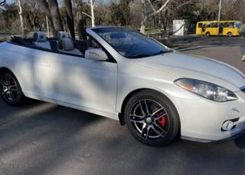 Літня пропозиція: кабріолет Toyota Camry Solara 2007 року з найменшим пробігом в Україні продають в Одесі (ФОТО)