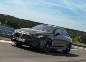 Запас ходу 670 км і 3 с до сотні: Mercedes створив конкурента Tesla 3 Performance (ВІДЕО)