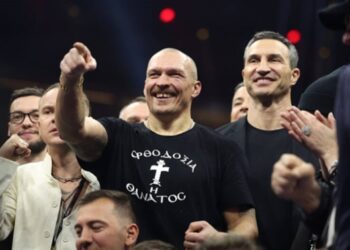 Кличко розповів, що думає про відмову Усика від титулів