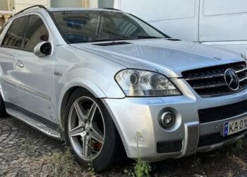 У Парижі виявили покинутий Mercedes AMG на українських номерах (ФОТО)