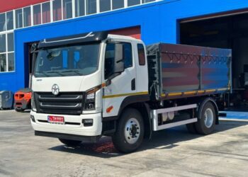 Український завод виготовив потужний самоскид, який може розвантажуватися на три боки (ФОТО)