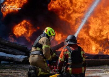Рятувальники ліквідували масштабні пожежі, спричинені авіаційними ударами по Сумській громаді