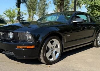 “Капсула часу” з 950 км пробігу: Ford Mustang 2006 року продають у Києві (ФОТО)
