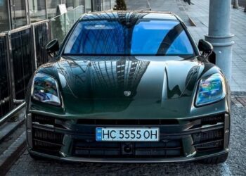 780 сил і витрата 2,1 л на 100 км: у Києві помітили швидкий Porsche за 13 мільйонів (ФОТО)