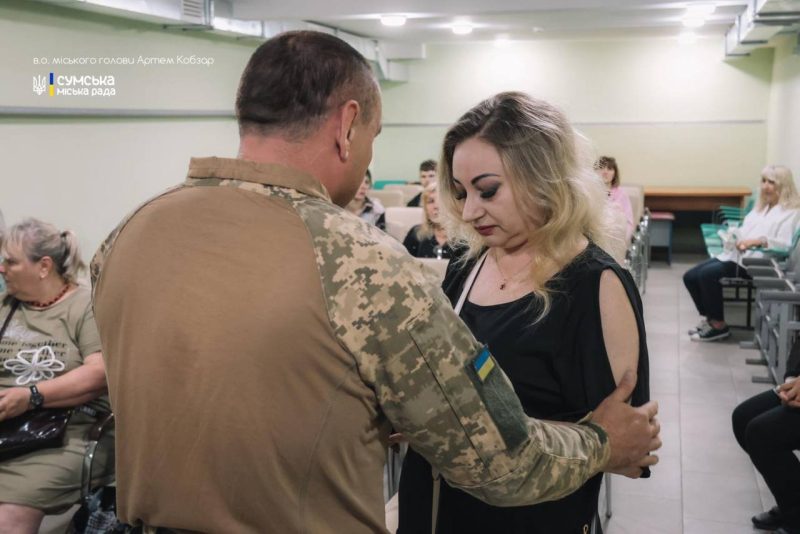 Родинам 12 полеглих Захисників передали відзнаки &laquo;Почесний громадянин міста Суми&raquo;