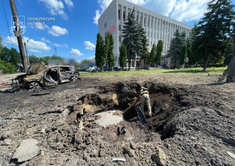Через тяжкі ушкодження не могли одразу ідентифікувати особу третього загиблого від ударів КАБів у Сумах